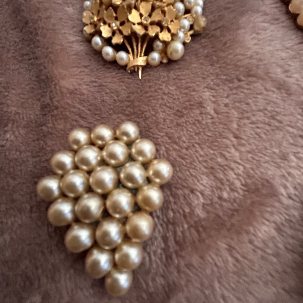Four vintage pearl brooch pins - Picture 4 of 6